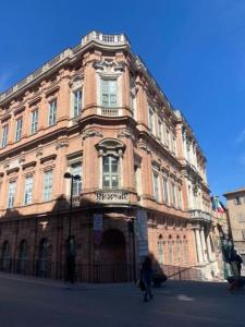 um grande edifício de tijolos na esquina de uma rua em Duca apartment em Perugia