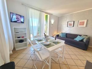 een woonkamer met een tafel en een bank bij Sandra Apartment in Lonato