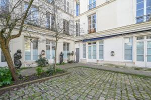 un patio vacío frente a un edificio en Appartement de Prestige - Grand Varenne, en París