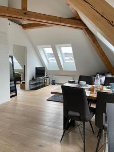 ein Wohnzimmer mit einem Tisch und Stühlen in der Unterkunft Gemütliche & zentrale Wohnung in der Stadt Zürich in Zürich