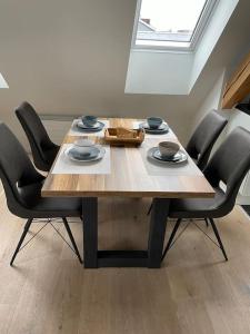 una mesa de comedor con sillas negras alrededor en Gemütliche & zentrale Wohnung in der Stadt Zürich en Zúrich