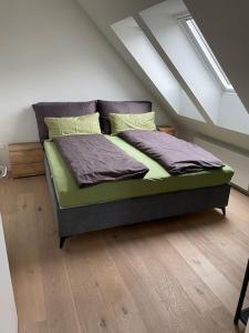 um quarto com uma cama num sótão em Gemütliche & zentrale Wohnung in der Stadt Zürich em Zurique