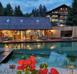 uma casa com piscina e uma casa em Ribno Luxury Glamping em Bled