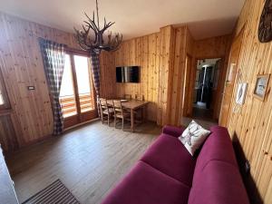 Μια τηλεόραση ή/και κέντρο ψυχαγωγίας στο Criloux Apartment