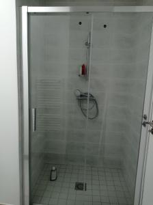 una doccia con una porta in vetro in un bagno di Maison neuve - Mesquer - Plage, Rando, Vélo a Mesquer