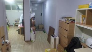 ein Büro mit einem Flur mit einem Zimmer mit einer Person in der Unterkunft Ocean House - Suwon 2 in Suwon