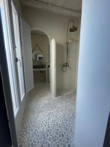 VourvoúlosにあるEast Side Villaのバスルーム(シャワー、鏡付きの廊下付)