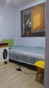 1 dormitorio con 1 cama y una pintura en la pared en Ocean House - Suwon 2 en Suwon