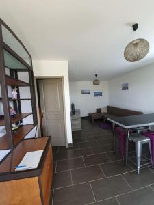 salon ze stołem i kanapą w obiekcie studio à la campagne w mieście Valensole