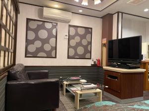 TV a/nebo společenská místnost v ubytování ホテル艶グループ　富津店