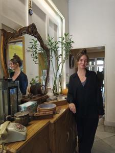 een vrouw die voor een toonbank voor een spiegel staat bij Paris Hotel Cairo in Caïro