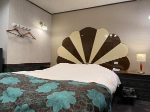 מיטה או מיטות בחדר ב-ホテル艶グループ　富津店