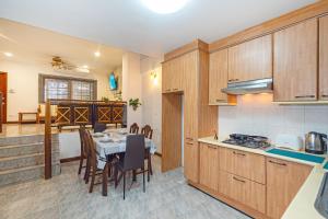 Una cocina con una mesa y un comedor. en Solene Home Patong, en Patong Beach