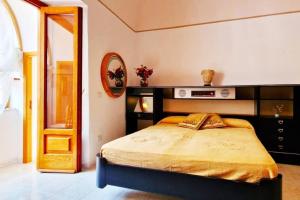 - une chambre avec un grand lit et un miroir dans l'établissement Trekking Lovers Vacation Home with Town View, à Minori