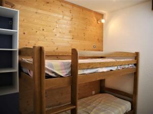 a couple of bunk beds in a room at Appartement Auris, 2 pièces, 4 personnes - FR-1-297-127 in Auris