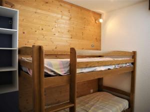 a couple of bunk beds in a room at Appartement 2 pièces cabine, 100m pistes, parking gratuit - FR-1-297-127 in Auris