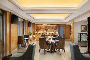 - une salle à manger avec une table et des chaises dans l'établissement Hotel Ciputra Jakarta managed by Swiss-Belhotel International, à Jakarta