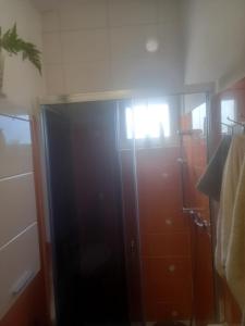 una nevera negra en una habitación con armarios marrones en Apartments Samaržija- new 63 not 47, en Bibinje