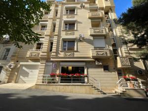 Un grand bâtiment avec des boîtes de fleurs à l'avant dans l'établissement Old City apartment, à Baku