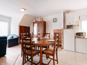 een keuken en eetkamer met een tafel en stoelen bij Appartement Carnac, 3 pièces, 4 personnes - FR-1-477-100 in Carnac