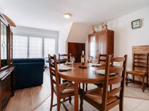 カルナックにあるAppartement lumineux à Carnac - 3 pièces, 54m² - Proche plage et commerces, stationnement inclus - FR-1-477-100のダイニングルーム(テーブル、青いソファ付) +1枚の写真