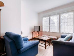 een woonkamer met twee blauwe stoelen en een tafel bij Appartement Carnac, 3 pièces, 4 personnes - FR-1-477-100 in Carnac