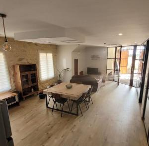 sala de estar amplia con mesa y sofá en Gîte « domaine de l’oustal nau », en Peyriac-de-Mer