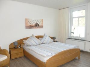 een slaapkamer met een bed met witte muren en een raam bij Ferienwohnung Plett in Barlt