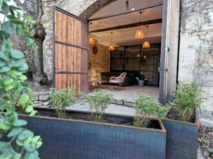 una casa con un patio con plantas en Gîte « domaine de l’oustal nau » en Peyriac-de-Mer
