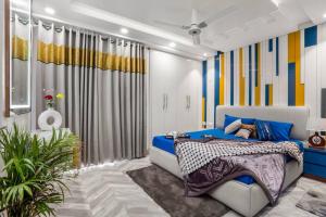 Postel nebo postele na pokoji v ubytování Homlee-Pentagon 3 BHK luxurious-Lift-Parking-Saket