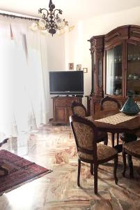 sala de estar con mesa y TV en Da nonna Maria, en San Salvo