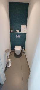 Kúpeľňa v ubytovaní NEPITA- Vue mer- piscine en résidence de standing- clim-Wifi + 11 fotografií