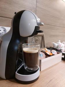 ekspres do kawy robi filiżankę kawy w obiekcie Apartament Mar&Mel w mieście Głuchołazy