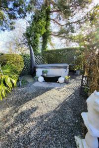 a garden with a bath tub in a yard at The Stable Annexe & Spa in Dogdyke