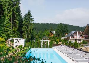 un resort con piscina e alcuni alberi di Hotel Vedmezhyi Dvir a Bukovel