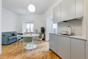 cocina y sala de estar con mesa y sofá en Apt in the heart of the city, en Roma