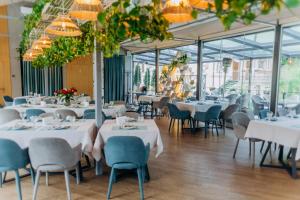 Reštaurácia alebo iné gastronomické zariadenie v ubytovaní Hotel Vedmezhyi Dvir
