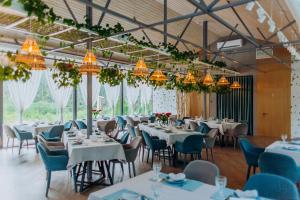 Reštaurácia alebo iné gastronomické zariadenie v ubytovaní Hotel Vedmezhyi Dvir