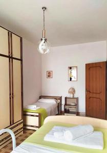 - une chambre avec 2 lits et un lustre dans l'établissement Da nonna Maria, à San Salvo