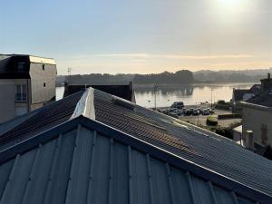 un toit d'un bâtiment avec vue sur la rivière dans l'établissement Appartement centre Trégastel, proche plage, 2 chambres, parking - FR-1-368-380, à Trégastel