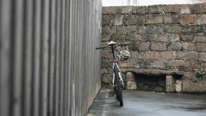 una bicicleta estacionada junto a una pared de ladrillo en Casas do Vale A Taberna Casa ideal para 2, en Nordeste