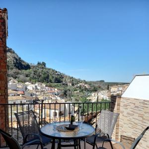 un patio avec une table et des chaises sur un balcon dans l'établissement Casa Antonia, à Cazorla