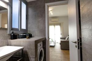 uma casa de banho com uma máquina de lavar roupa num quarto em Athens Tower 2 Bedroom Apartment by SuperHost Hub em Atenas