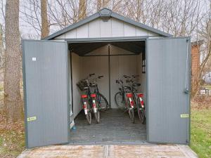Imagem da galeria de Cozy cottage TOLVE met 4 fietsen vlakbij natuurgebieden Drents Friese Wold, Fochteloërveen en gevangenisdorp Veenhuizen em Oosterwolde
