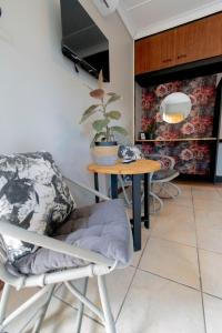 Bloemfontein的住宿－Mulkana，一间带桌椅的用餐室