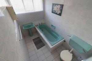 La salle de bains est pourvue d'une baignoire, de toilettes et d'un lavabo. dans l'établissement Mulkana, à Bloemfontein