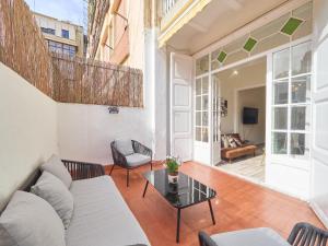 ein Wohnzimmer mit einem Sofa und einem Tisch in der Unterkunft Barcelonaforrent The Living Apartment in Barcelona