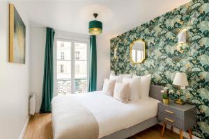 Tempat tidur dalam kamar di Cosy 4 Bedrooms 2 Bathr Apartment - Champs Elysées