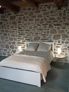 Posteľ alebo postele v izbe v ubytovaní Chambre indépendante - style studio - avec jardin à la campagne