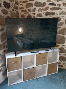Televízia a/alebo spoločenská miestnosť v ubytovaní Chambre indépendante - style studio - avec jardin à la campagne